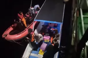 Dramatis Evakuasi 3 Penumpang Speedboat Mati Mesin di Laut Pangkep