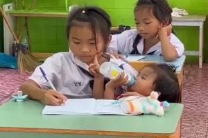 Viral, Siswi Kelas 5 Memberi Susu Adik Bayinya Sambil Menulis di Ruang Kelas