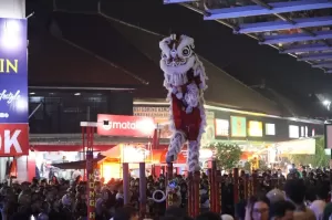 Atraksi Barongsai Hibur Pengunjung di Jakarta Fair 2024