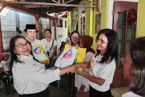 RPA Perindo Beri Bingkisan Guru dan Anak-Anak Bimbel Gratis di Jakarta Utara