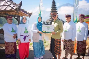 Peringati Hari Lingkungan Hidup Sedunia, Pegadaian Sebarkan Eco Enzyme di Danau Batur Bali