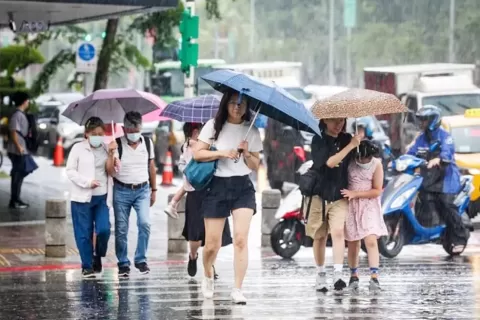 Topan Badai HAIKUI Landa Taiwan, Lebih dari 200 Penerbangan di Batalkan 
