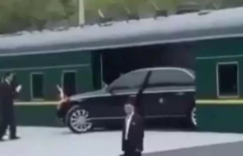 Diangkut Kereta Lapis Baja, 2 Mobil Mewah Kim Jong Un Dilengkapi Toilet