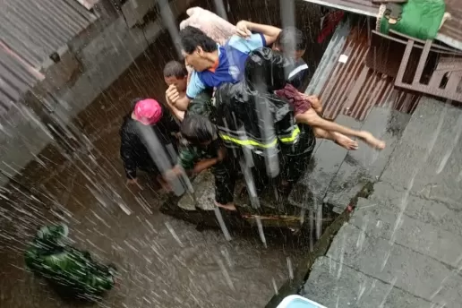 Diguyur Hujan Lebat, Prajurit TNI AU Lanud Sam Ratulangi Manado Berjibaku Bantu Korban Banjir