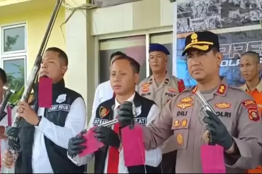 Polisi Tangkap 4 Pembajak Kapal Pengangkut Kelapa Sawit di OKI, Sita 3 Senpi