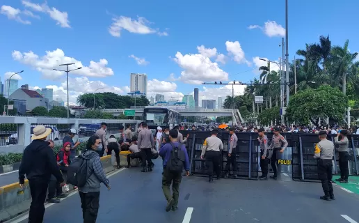 Massa Pengunjuk Rasa Berdatangan, Jalan Gatot Subroto Depan Gedung DPR Ditutup