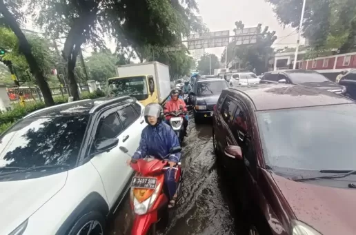 Usai Diguyur Hujan, Jalan Sekitar Stasiun Tanjung Barat ke Pasar Minggu Macet