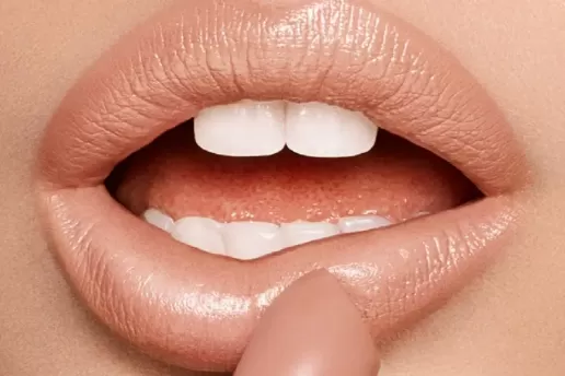 3 Warna Lipstik yang Membuat Gigi Terlihat Lebih Putih
