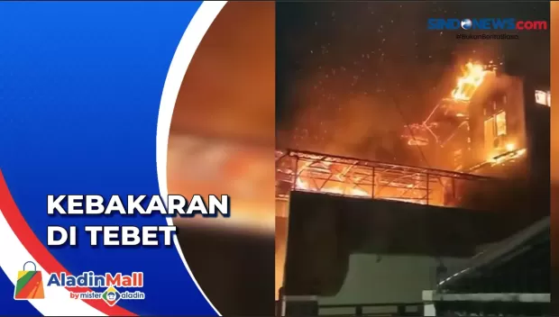 Api Lalap Rumah di Tebet, 100 Personel dengan 20 Unit Mobil Pemadam Diterjunkan