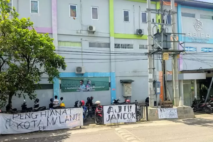 Puluhan Oknum Aremania Lakukan Vandalisme ke SSB Milik Aji Santoso