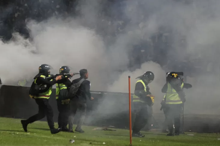 Terkuak, Tindakan Kepolisian Menembakan Gas Air Mata ke Tribun Langgar Aturan FIFA
