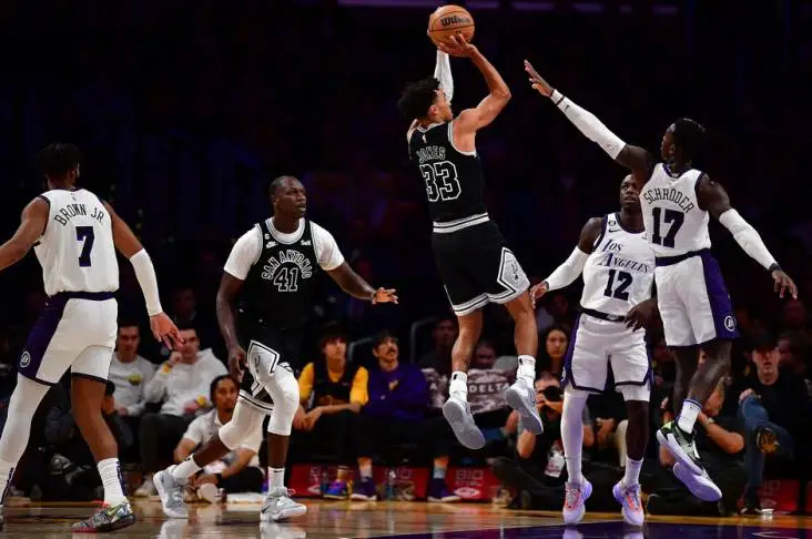 Hasil NBA, Minggu (27/11/2022): Lakers Tumbangkan Spurs, LeBron James Cetak Double-double