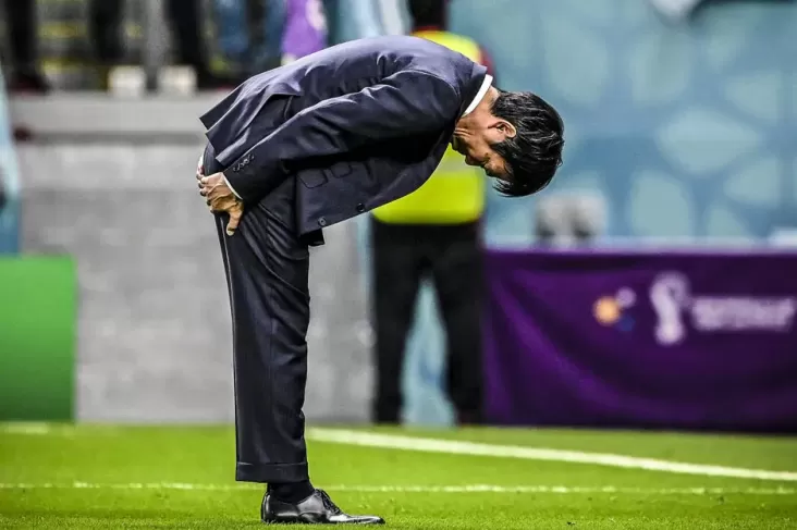 Salut! Pelatih Hajime Moriyasu Bungkukkan Badan ke Suporter, Minta Maaf Jepang Gagal ke Perempat Final