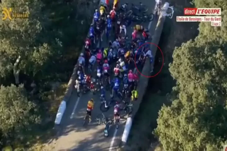 Mengerikan! Atlet Balap Sepeda Tergelantung di Jembatan