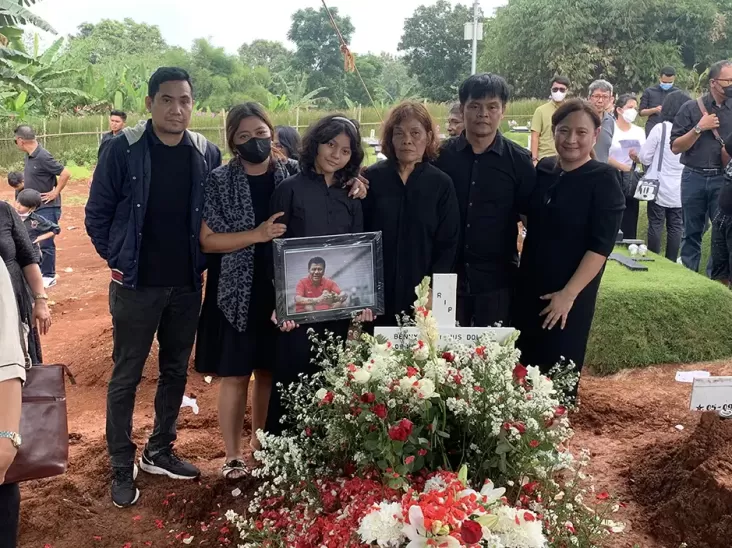 Isak Tangis Keluarga Iringi Pemakaman Benny Dollo di TPU Pondok Benda