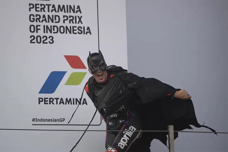 Terungkap, Alasan Maverick Vinales Cosplay Jadi Batman di Sirkuit Mandalika